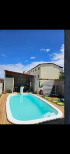 une grande piscine bleue devant un immeuble dans l'établissement Casa Barra do Jacuípe, à Camaçari