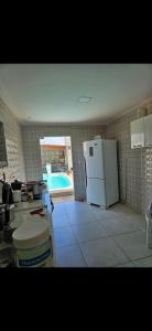 Il comprend une cuisine équipée d'un réfrigérateur. dans l'établissement Casa Barra do Jacuípe, à Camaçari