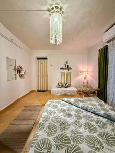 ein Schlafzimmer mit einem großen Bett und einem Kronleuchter in der Unterkunft Endless Blue Hostel in North goa + 44 Fotos