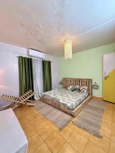 ein Schlafzimmer mit einem Bett und einem Kronleuchter in der Unterkunft Endless Blue Hostel in North goa