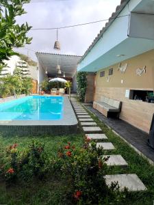 une piscine dans l'arrière-cour d'une maison dans l'établissement Casa Greemat 2Habs con AC, piscina a pasos de la playa, à Zorritos