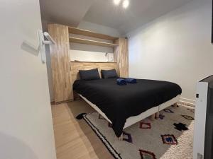 Ένα ή περισσότερα κρεβάτια σε δωμάτιο στο T2 au cœur de Niort, proche marché & Port Boinot