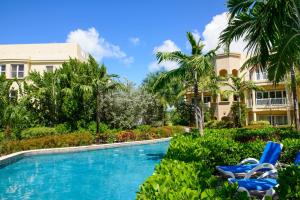 Der Swimmingpool an oder in der Nähe von The Hamilton Beach Villas & Spa