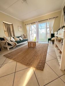 Posezení v ubytování Spacious Entire Townhouse near Muizenberg Beach + 25 fotografií