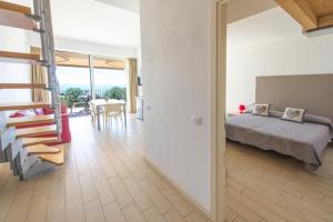 A bed or beds in a room at La Chioma di Berenice Garda Residence Még 37 kép