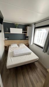 Ένα ή περισσότερα κρεβάτια σε δωμάτιο στο Mobil home 3 chambres 40 m2