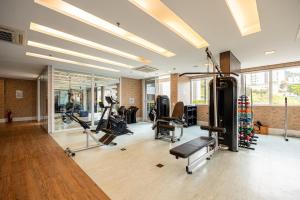 Un gimnasio con cintas de correr y equipos cardiovasculares en una habitación. en Premium Modern Studio in Alphaville, en Santana de Parnaíba