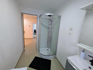 White house between land and sea St Pol de Léon في بلدة سان-بول-دو-ليون: حمام مزود بدش ومغسلة +9 صور