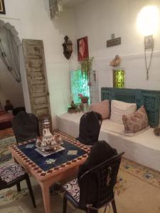 un soggiorno con un tavolo e un divano di IVANKA Guest House a Fes