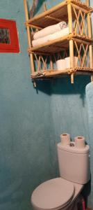 bagno con servizi igienici e cesto appeso al muro di IVANKA Guest House a Fes