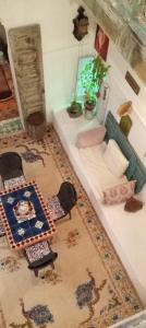 un soggiorno con sedie e un divano di IVANKA Guest House a Fes Altre 73 foto