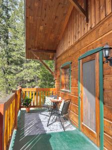Balkón nebo terasa v ubytování Radium Cabins Centrally located in Radium Hot Springs BC