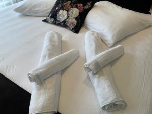 two pairs of white towels on a bed at Weezen by Gracht in Zwolle +27 photos
