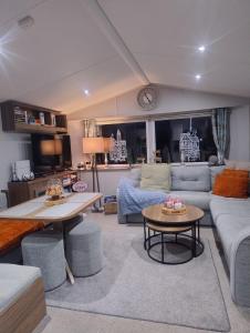 Η κουζίνα ή μικρή κουζίνα στο Seton Sands Holiday Village Luxury 61 Muirfield Near Edinburgh Free WiFi