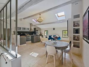 Kuchyň nebo kuchyňský kout v ubytování La Bri...Gite