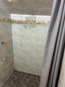 Ένα μπάνιο στο Queen bed POS walk to everything on the Avenue +20 φωτογραφίες