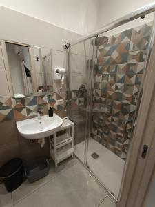un bagno con lavandino e doccia di La casa di Flò a Ercolano