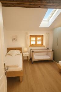 Postel nebo postele na pokoji v ubytování Luxury Mountain View Chalet next to Tegernsee for Family & Friends - including Sauna & free parking + 20 fotografií