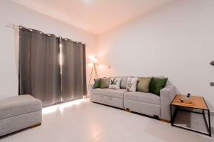 Posezení v ubytování Mazatlan Apartment with Pool and Near Beach