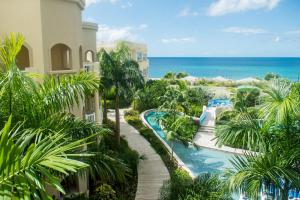 Der Swimmingpool an oder in der Nähe von The Hamilton Beach Villas & Spa