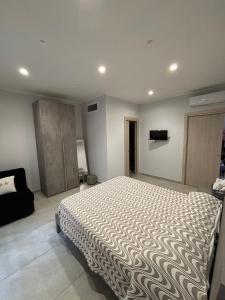 una camera da letto con un letto grande in una stanza di La casa di Flò a Ercolano Altre 7 foto