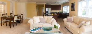 Ein Sitzbereich in der Unterkunft The Hamilton Beach Villas & Spa