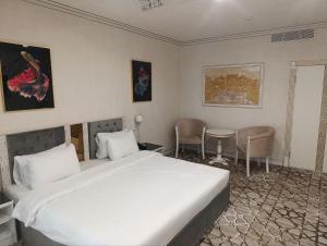 Postel nebo postele na pokoji v ubytování The Tower Bukhara