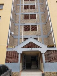 un edificio con la letra d en la fachada en Welcome to Splendid Suites, en Syokimau