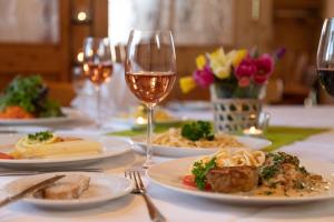 Jídlo v penzionu – hostince nebo okolí + 10 fotografií