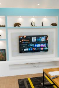 un televisor de pantalla plana montado en una pared en Welcome to Splendid Suites, en Syokimau