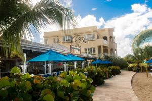 Ein Garten an der Unterkunft The Hamilton Beach Villas & Spa