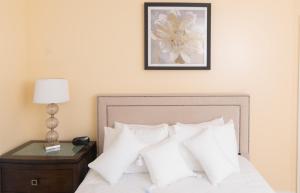 Ein Bett oder Betten in einem Zimmer der Unterkunft The Hamilton Beach Villas & Spa