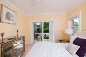ein Schlafzimmer mit einem weißen Bett und einem Fenster in der Unterkunft The Hamilton Beach Villas & Spa in Nevis