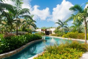 Der Swimmingpool an oder in der Nähe von The Hamilton Beach Villas & Spa