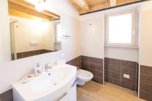 A bathroom at La Chioma di Berenice Garda Residence