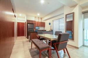 eine Küche mit Tisch und Stühlen in einem Zimmer in der Unterkunft Apartment for 6 on the first floor with pool in Los Cerritos