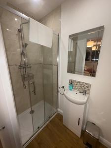 a bathroom with a shower and a sink at Large 4 bedroom Family let, Contractor, Corporate in Market Harborough +7 photos