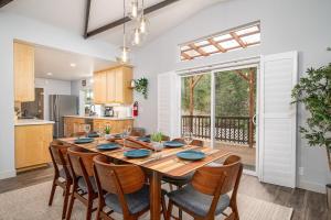 Nhà bếp/bếp nhỏ tại Serenity Pines 1hr to Yosemite w BBQ and Game Room