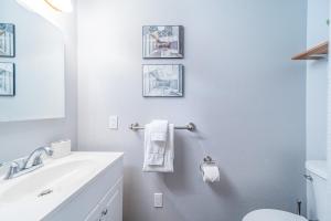 Phòng tắm tại Serenity Pines 1hr to Yosemite w BBQ and Game Room +27 ảnh