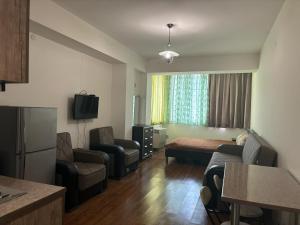 Una televisión o centro de entretenimiento en Holiday Inn Bakuriani