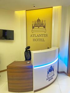 een bord voor een Atantis-hotel op een muur in een kamer bij Atlantis Hotel - Boutique Stay in Downtown Cairo in Caïro