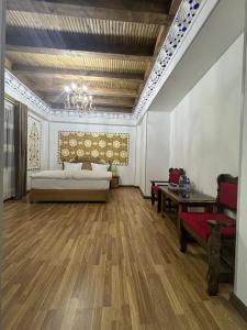 ein Wohnzimmer mit einem Bett und einem Tisch in der Unterkunft Central asia hotel in Muruntau + 10 Fotos