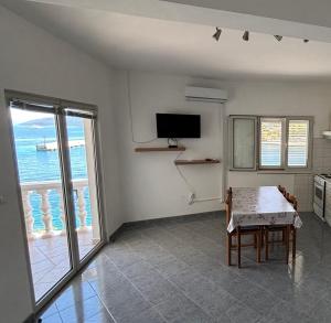 Μια τηλεόραση ή/και κέντρο ψυχαγωγίας στο Apartments Gugic