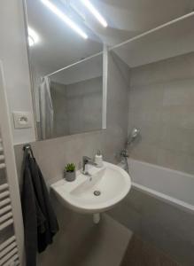 une salle de bains avec lavabo et baignoire dans l'établissement SADBA Apartment, 1-4 guests, Free Parking & Wifi, 15 min from Downtown, à Bratislava