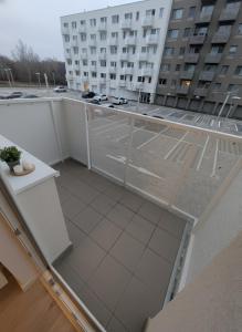 un balcon avec vue sur un immeuble dans l'établissement SADBA Apartment, 1-4 guests, Free Parking & Wifi, 15 min from Downtown, à Bratislava