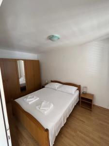 Ένα ή περισσότερα κρεβάτια σε δωμάτιο στο Apartments Gugic