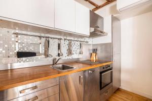 Kuchyň nebo kuchyňský kout v ubytování Relais Cocorico "Oeuf" Family Suite with AC