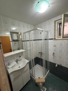 Ένα μπάνιο στο Apartments Gugic