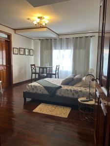 a bedroom with a bed and a table in it at Casa Familiar la Tortuga in Heredia +27 photos