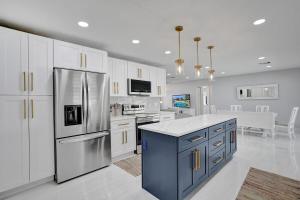 Kuchyň nebo kuchyňský kout v ubytování The Coastal Escape with Heated Saltwater Pool